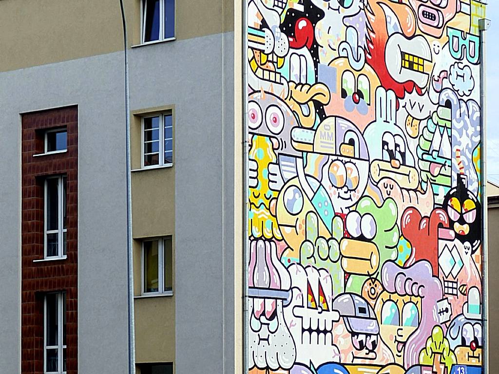 Mural na ścianie bloku