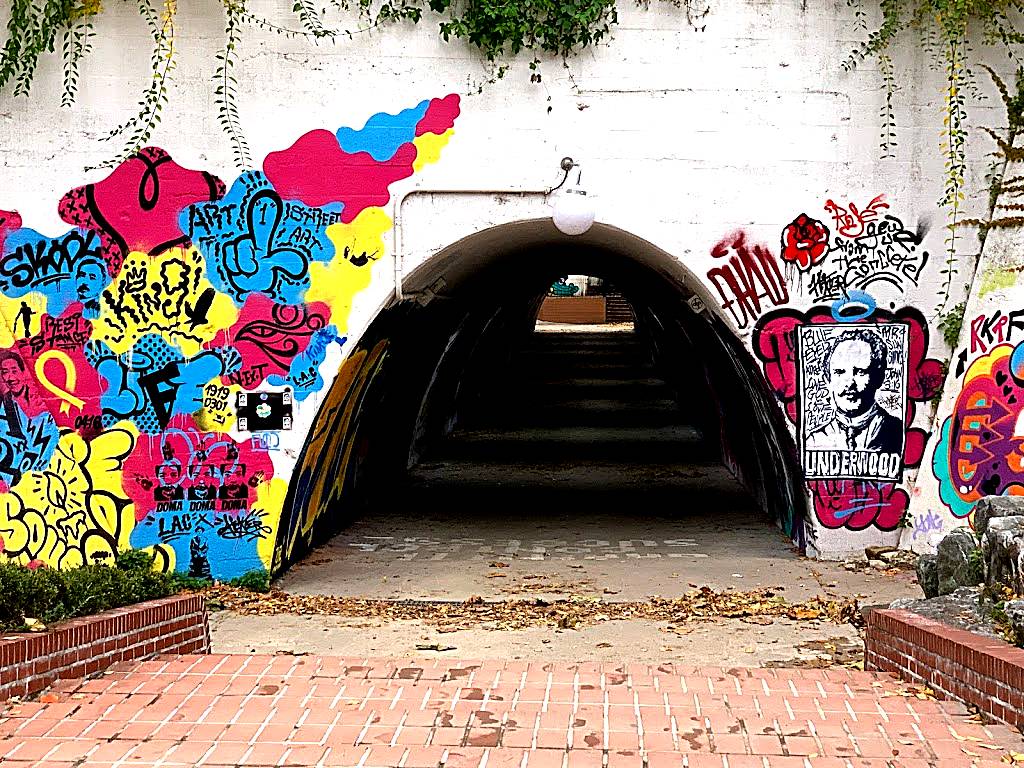 신촌벽화터널 Sinchon Graffiti Tunnel