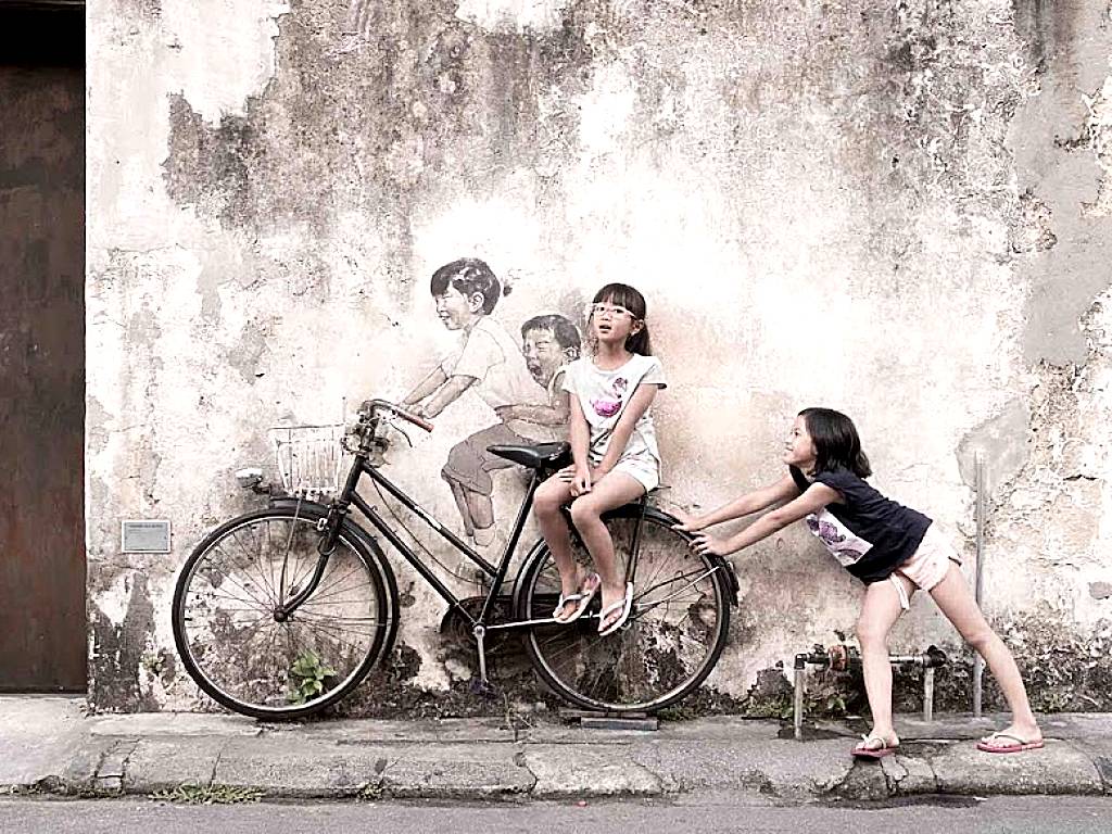 Mural - Kids on bicycle by Ernest Zacharevic