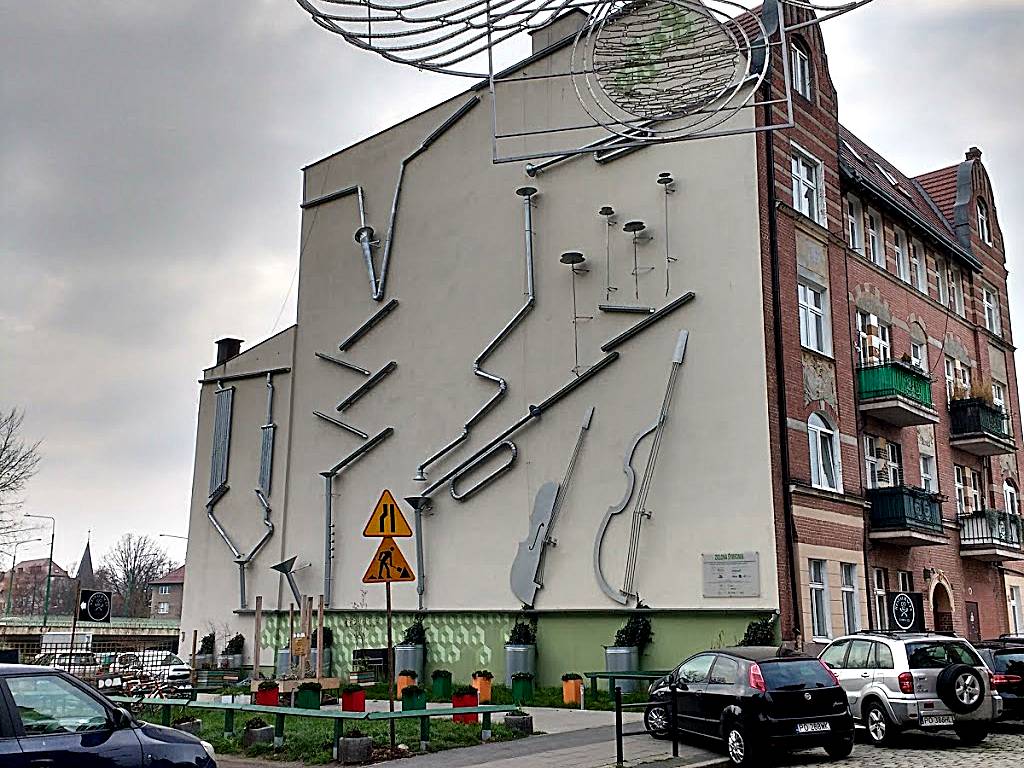Mural - Opowieść śródecka z trębaczem na dachu i kotem w tle/ Poznań